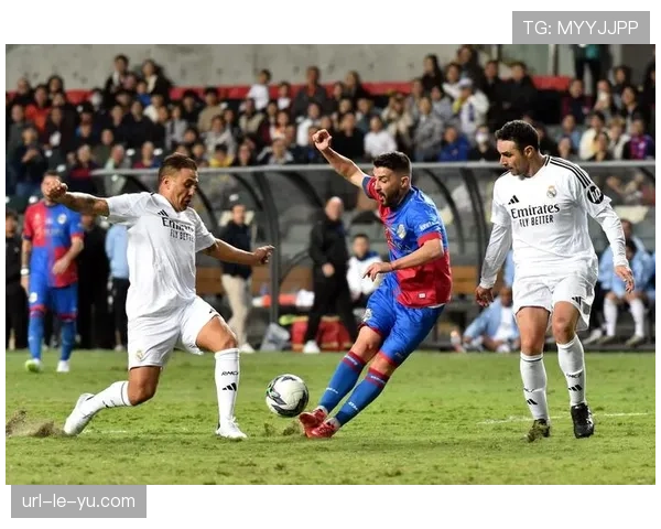 柏林街头足球节开幕，数千市民参与，多位退役球星亮相